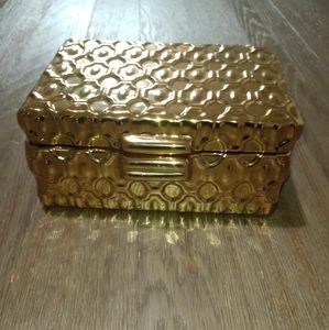 Golden accent box
